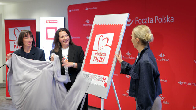 Znaczek odsłonięty! Od lewej: Magdalena Gronert, Marta Schmude i Joanna Trzaska-Wieczorek 