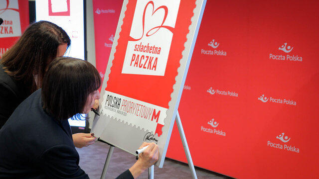Magdalena Gronert i Marta Schmude podpisują znaczek 