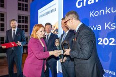 sylwia-czubkowska-odbiera-statuetke-grand-prix-z-rak-rektora-sgh-piotra-wachowiaka-jpg