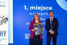 marcin-gadomski-wiceprezes-banku-pekao-wrecza-statuetke-sylwii-czubkowskiej-jpg