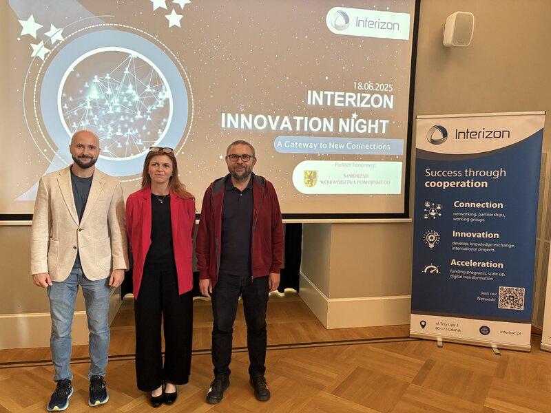 Na zdjęciu od lewej: dr n. med. Jacek Szypenbejl, Katedra i Klinika Medycyny Ratunkowej GUMed oraz Kliniczny Oddział Ratunkowy UCK, dr dr Justyna Fercho, Gdański Uniwersytet Medyczny oraz dr inż. Patryk Jasik, Wydział Fizyki Technicznej i Matematyki Stosowanej PG. Fot. arch.pryw.