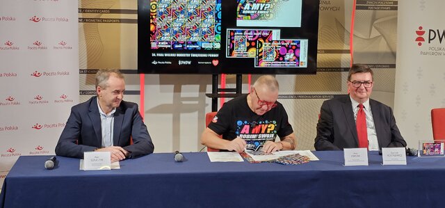Prezentacja znaczka na 34. finał WOŚP. Od lewej: Piotr Szajczyk, Jurek Owsiak, Zygmunt Kostkiewicz 
