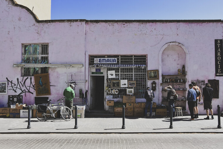 Ulica Wajdeloty w Gdańsku Wrzeszczu. Skromny sklep w starej kamienicy, przed którym stoją ludzie oglądający wystawione przedmioty.