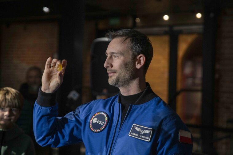 dr Sławosz Uznański-Wiśniewski z bryłką bursztynu