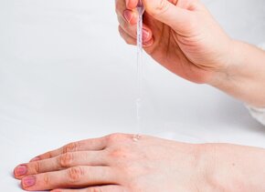 aplikacja żelu na dłonie.jpg