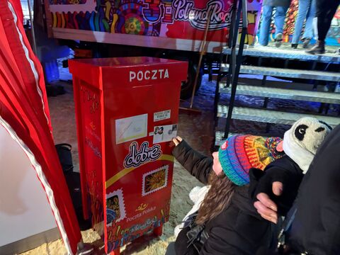 Stoisko Poczty Polskiej podczas 34. finału WOŚP na Błoniach PGE Narodowego 