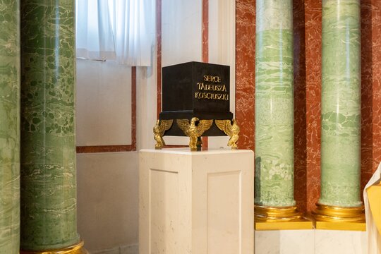 Na zdjęciu widoczna jest urna z sercem Tadeusza Kościuszki przechowywana w kaplicy Zamku Królewskiego w Warszawie