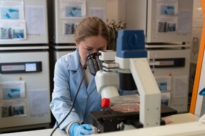 dr Justyna Tołpa_lab.jpg