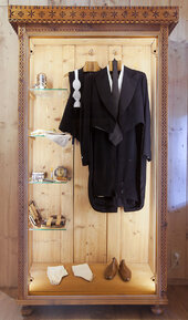 Szafa ubraniowa z dawnego wyposażenia Atmy.jpg