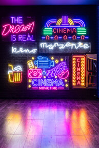 Neonowy styl w kinie Helios w Centrum Riviera.jpg
