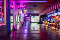 nowa-aranzacja-kina-helios-w-rivierze-wiecej-swiatla-neonow-i-stylu-jpg