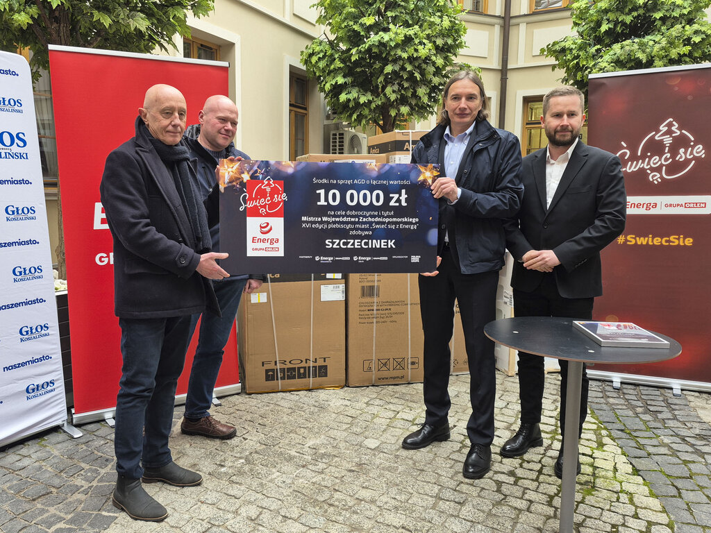 Przedstawiciele Energi i władz miasta podczas uroczystości