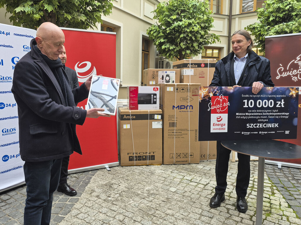 Uroczysty moment przekazania nagrody w Szczecinku