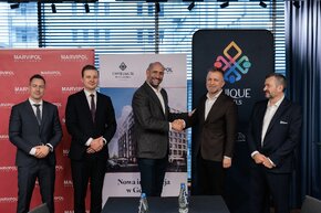 Od lewej François DELATTRE - VICE PRESIDENT INTERNATIONAL OPERATIONS – EUROPE, Marcin Kuciński - wiceprezes zarządu Unique Apartments Warszawa GM .jpg