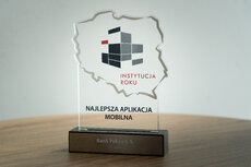 statuetka_aplikacja-mobilna_instytucja-roku_2026-jpg