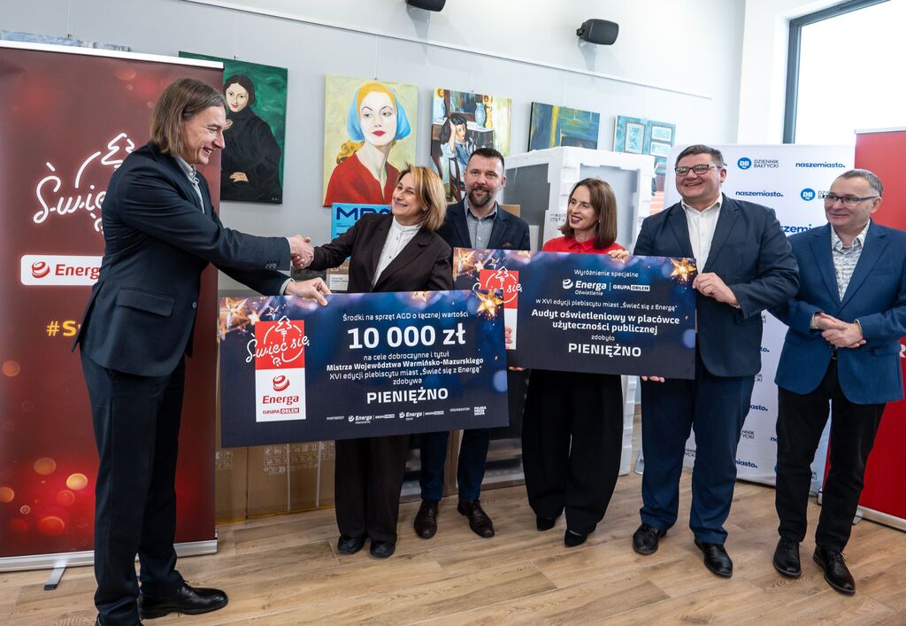 Pieniężno odbiera voucher na wsparcie mieszkańców