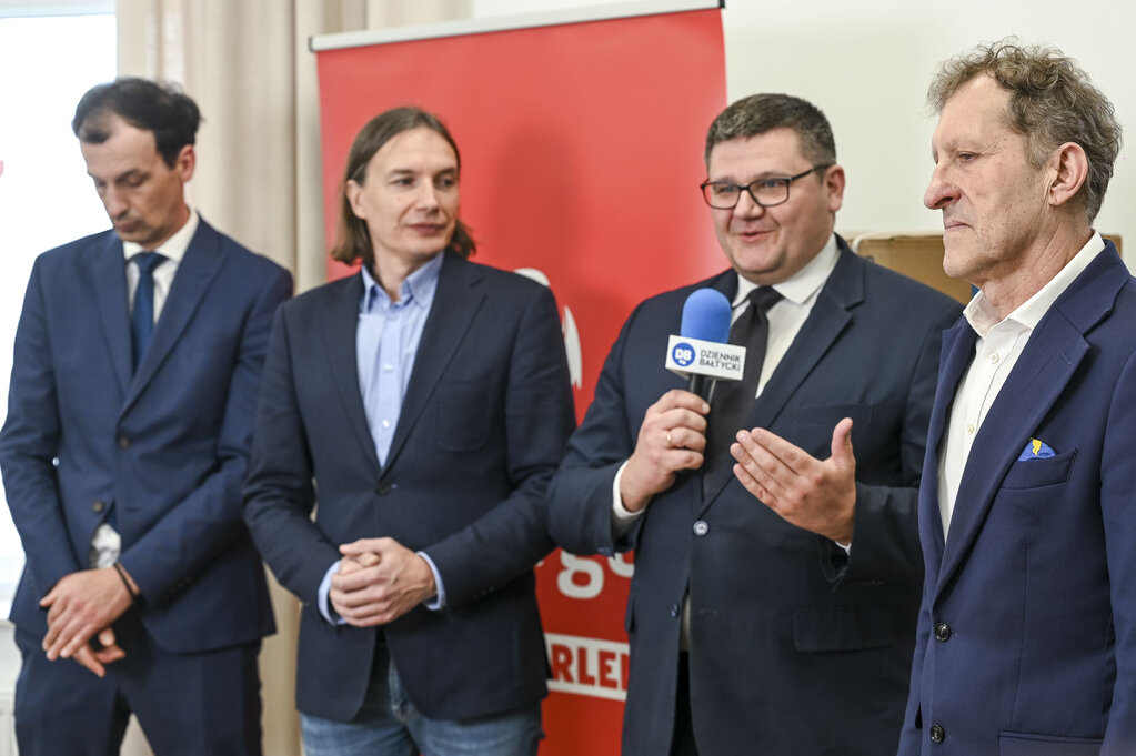 Przedstawiciele Energi i władz gminy podczas uroczystości