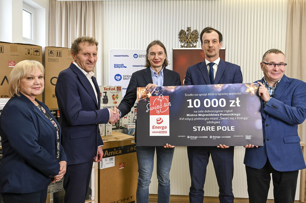 Stare Pole odbiera voucher na wsparcie mieszkańców