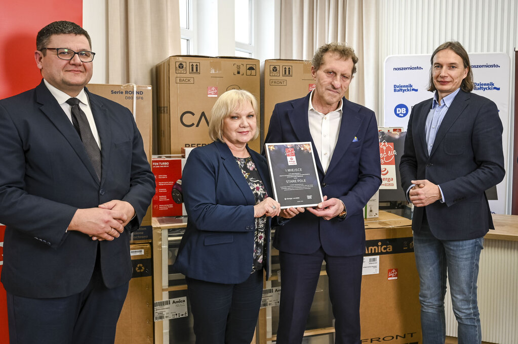 Uroczysty moment przekazania nagrody w Starym Polu