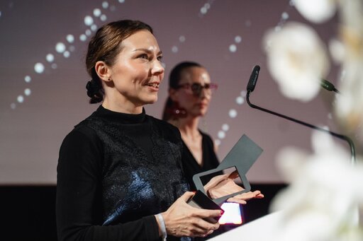 Karolina Dąbrowska (Kierownik Działu Product Management & Owned Media) odbiera nagrodę podczas gali w Krakowie.