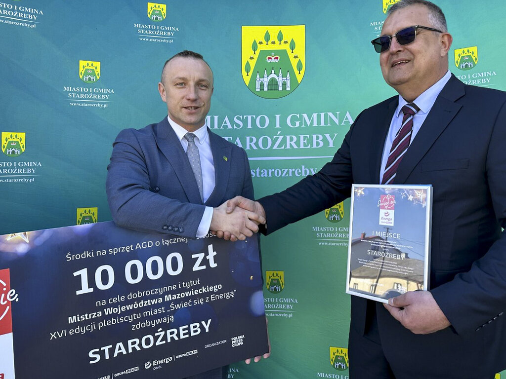 Symboliczne przekazanie 10 000 zł dla potrzebujących w Staroźrebach