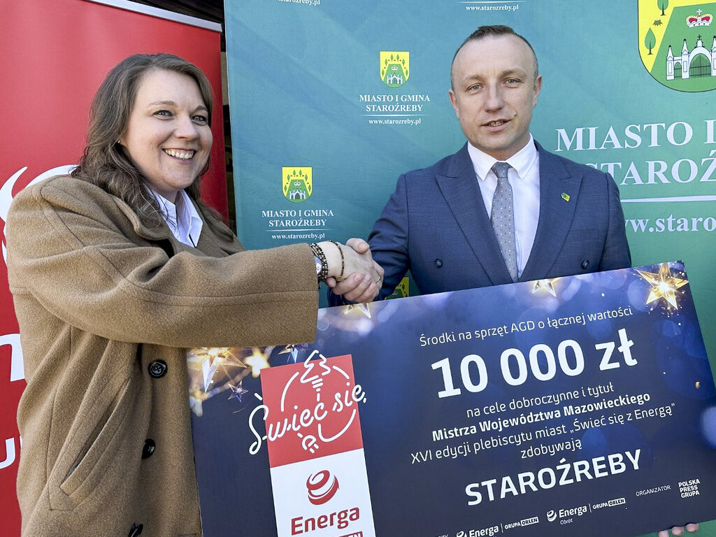 Uroczysty moment przekazania nagrody w Staroźrebach