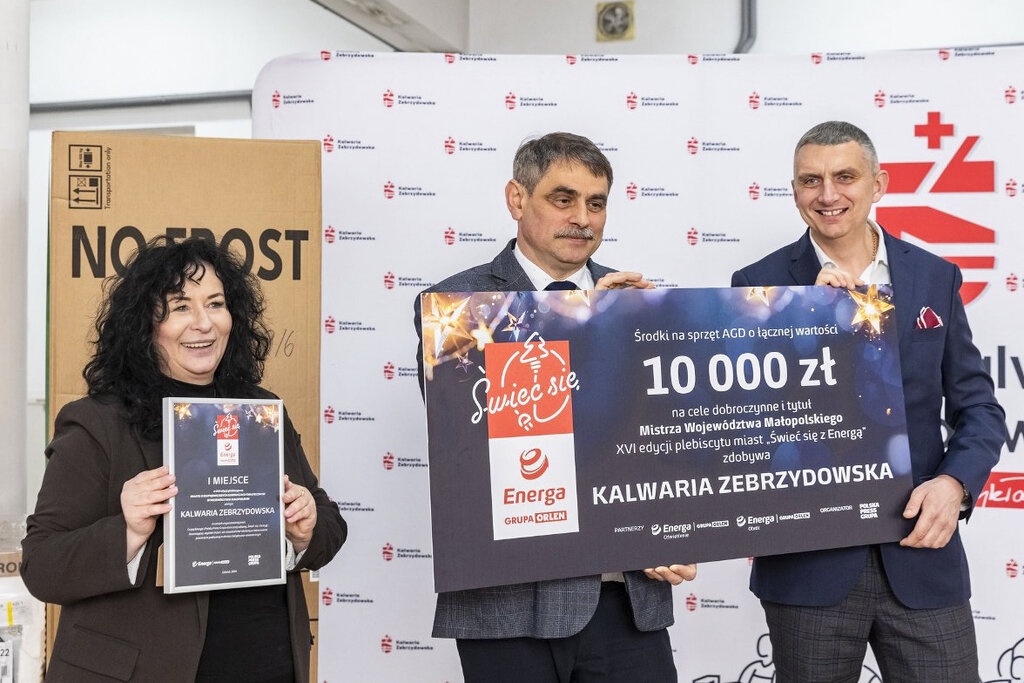 Przedstawiciele Kalwarii Zebrzydowskiej odbierają voucher na wsparcie mieszkańców