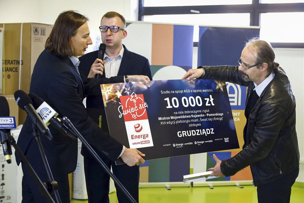 Wręczenie nagrody dla Grudziądza w ramach akcji „Świeć się z Energą”