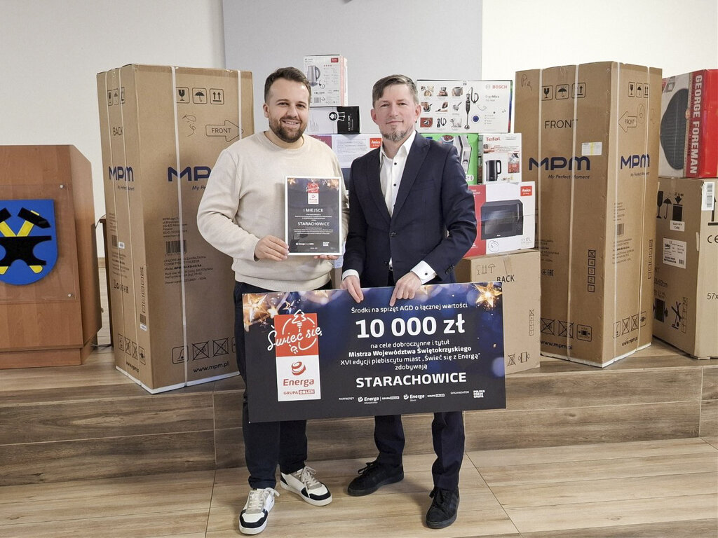 Symboliczne przekazanie 10 000 zł dla potrzebujących w Starachowicach