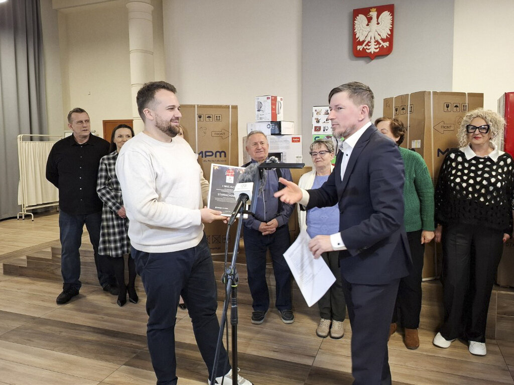 Uroczysty moment przekazania nagrody w Starachowicach