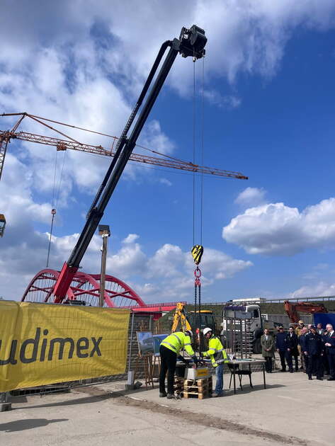 Nowa siedziba Komendy Powiatowej Policji w Ostródzie ‎coraz bliżej. Wmurowano kamień węgielny