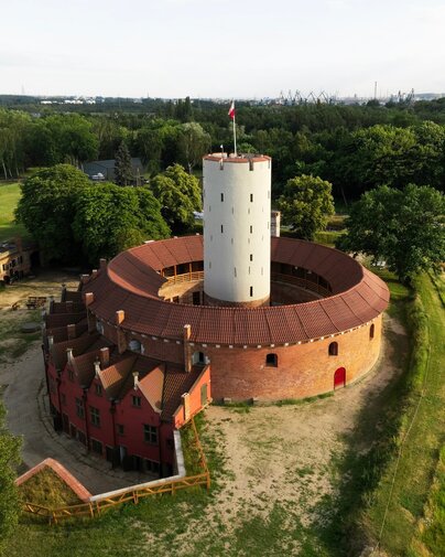 Kamieniczki i wieża Fort Carre Twierdzy Wisłoujście, mat  MG