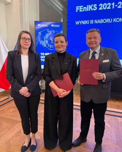 Uroczystość wręczania decyzji o dofinansowaniu w ramach programu FEnIKS. Od prawej Kinga Krause (MG), Marta Cienkowska - Ministra Kultury i Dziedzictwa Narodowego oraz Waldemar Ossowski, dyrektor Muzeum Gdańska. 