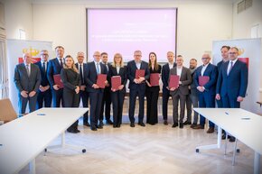 Podpisanie listu intencyjnego_01_w środku z-ca prezydenta m_st_ Warszawa Tomasz Mencina_fot_ R_ Motyl UM Warszawa_fot_ R_ Motyl UM Warszawa.jpg