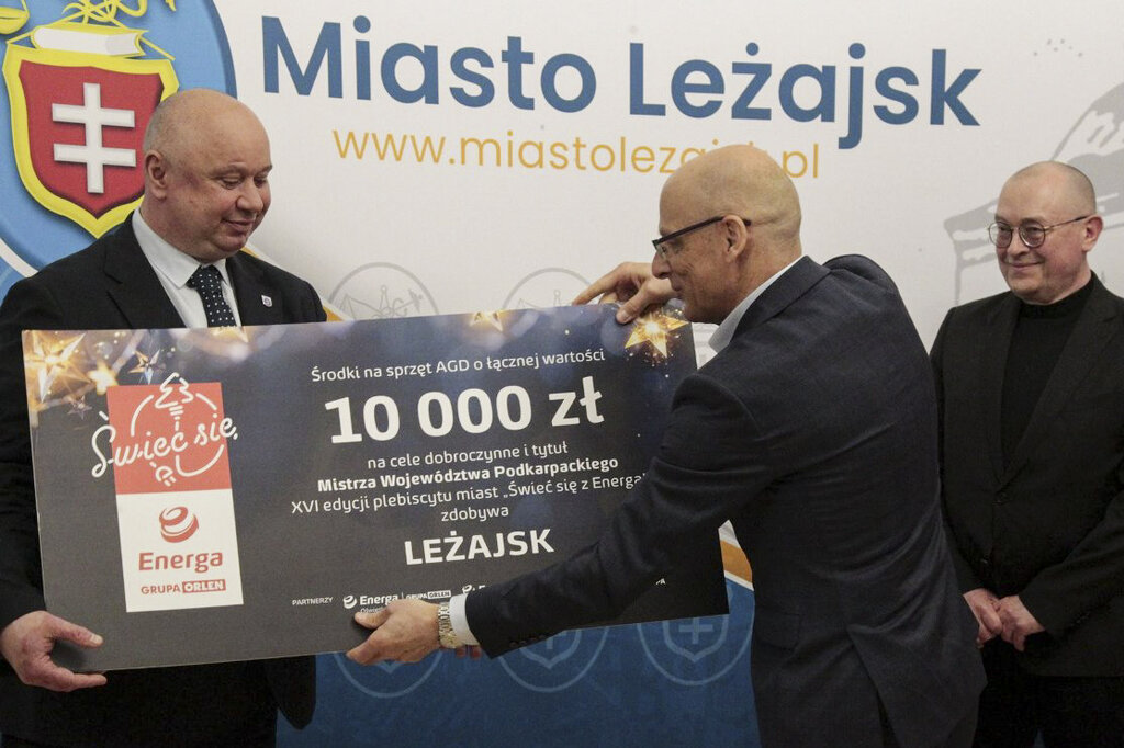 Symboliczne przekazanie 10 000 zł dla potrzebujących w Leżajsku