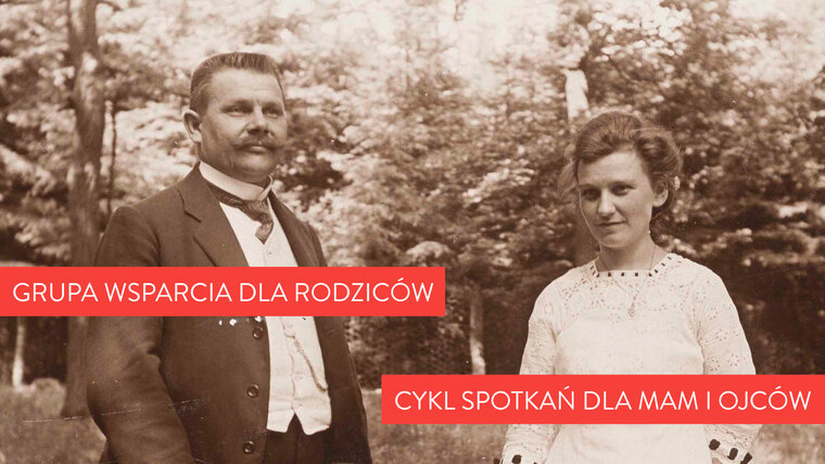 Czarno-białe zdjęcie rodziny z przełomu XIX i XX wieku - matki, ojca i dwójki dzieci.