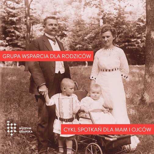 Czarno-białe zdjęcie rodziny z przełomu XIX i XX wieku - matki, ojca i dwójki dzieci.