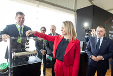 magdalena-kaminska-prezez-energi-sa-zamyka-skrzynie-z-kapsula-czasu-jpg