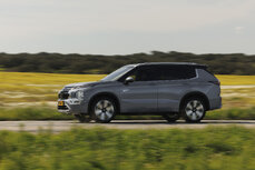 new-outlander-phev-moonstone-grey_026lr-jpg