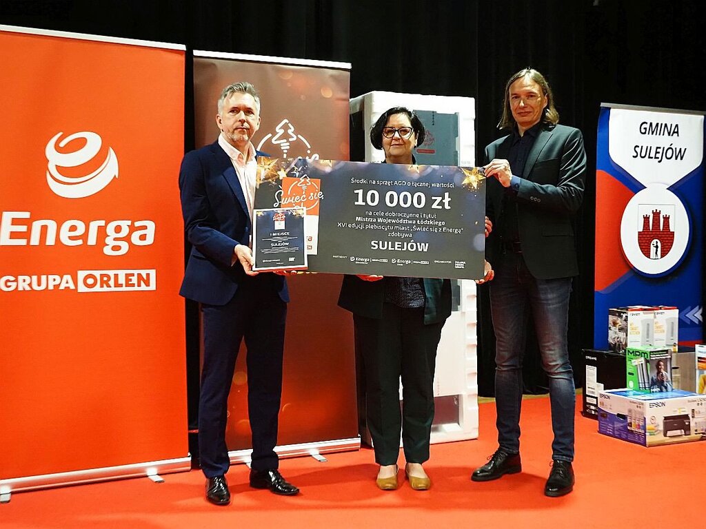 Symboliczne przekazanie 10 000 zł dla potrzebujących w Sulejowie