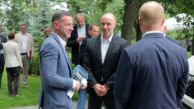  Wiceprezes Poczty Polskiej Sławomir Żurawski (drugi z prawej) odebrał symboliczny klucz do bankowozu od przedstawicieli firmy MAN 