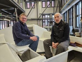 Prof. Wojciech Litwin, dyrektor Instytutu Budowy Okrętów PG, oraz dr inż. Jan Młynarczyk, współtwórca projektu jachtu MicroPolo, na pokładzie odnowionej jednostki.