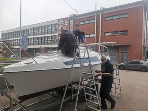 Prace przy jachcie MicroPolo przed budynkiem Wydziału Inżynierii Mechanicznej i Okrętownictwa PG. Odnowiona jednostka zostanie zwodowana 30 czerwca na marinie Tamka w Gdańsku.