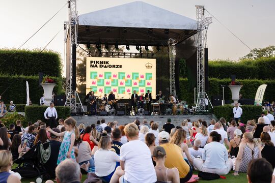 Piknik na dworze 2026 koncert zespołu Mitch&Mitch fot  Zamek Królewski w Warszawie