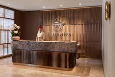 tobymitchell2026_emirates_munichlounge_reception-desk-horizontal_0081-f-rgb-copy-jpg