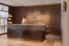 tobymitchell2026_emirates_munichlounge_reception-desk-horizontal_0081-f-rgb-copy.jpg