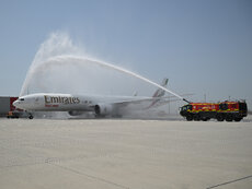 emiratesskycargoboeing777-300ersfreceiveswatercannonsaluteafteritsmaidencommercialflight-jpg