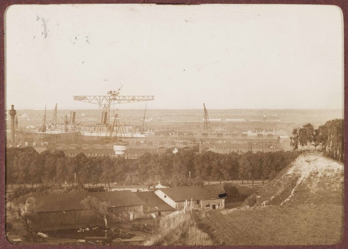 Widok ze wzgórza przy Bramie Oliwskiej na rejon Stoczni Schichaua, ok  1920, mat  MG