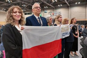 Polska delegacja na 48. sesji Komitetu Światowego Dziedzictwa UNESCO w Busan, po ogłoszeniu decyzji o wpisaniu Modernistycznego Centrum Gdyni na Listę Światowego Dziedzictwa.