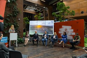 Gdańsk, 27 lipca 2026 r. W Europejskim Centrum Solidarności odbyła się konferencja prasowa poświęcona przygotowaniom do 26. Światowego Jamboree Skautowego. Na zdjęciu (od lewej): hm. Martyna Kowacka, Naczelniczka Związku Harcerstwa Polskiego, Wojciech Kolarski, Sekretarz Stanu w Kancelarii Prezydenta RP, Tomasz Szymański, Sekretarz Stanu w Ministerstwie Spraw Wewnętrznych i Administracji oraz Pełnomocnik Rządu do spraw przygotowania 26. Światowego Jamboree Skautowego w Polsce w 2027 r., Agnieszka Baranowska, Członkini Zarządu Województwa Pomorskiego, Aleksandra Dulkiewicz, Prezydent Miasta Gdańska, oraz hm. Karol Gzyl, Dyrektor Wykonawczy Komitetu Organizacyjnego 26. Światowego Jamboree Skautowego w Polsce w 2027 r.
